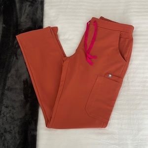 Figs Yola scrub pants in Terracotta. Sz S/Tall